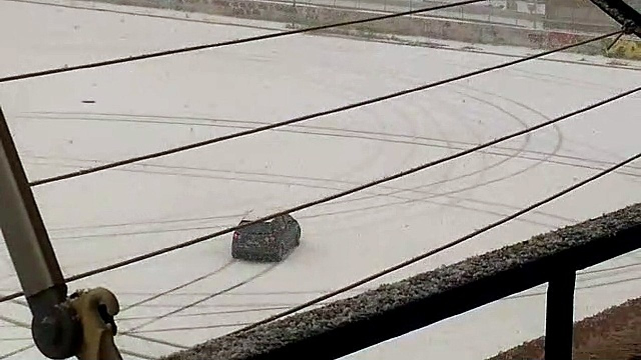 Neve ad Andria: e poi c'è chi fa "Slalom" in Largo Appiani