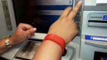 Mulher reclama de cartão que ficou preso em caixa eletrônico