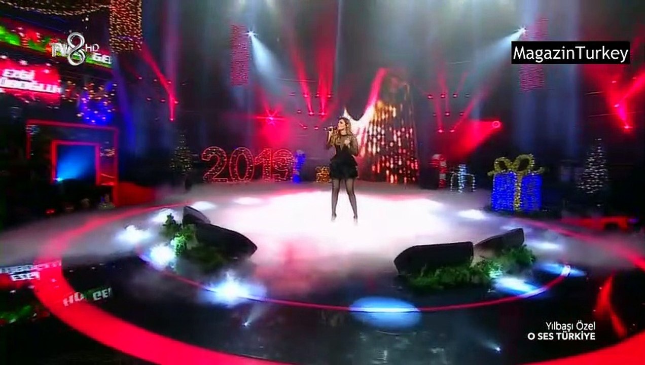 مشاركة الممثلة  أيزغي ايوب اغلو  في برنامج صوت تركيا حلقة ليلة راس السنة - مترجم للعربية