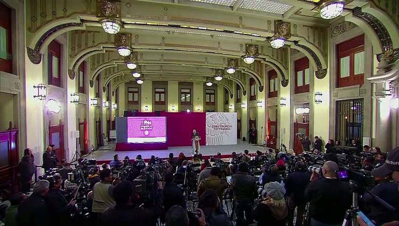 Presidente de México muestra billetera como prueba de austeridad