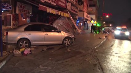 Kontrolden Çıkan Otomobil, Trafik Lambası Direğini Devirip 2 İş Yerine Çarparak Durabildi