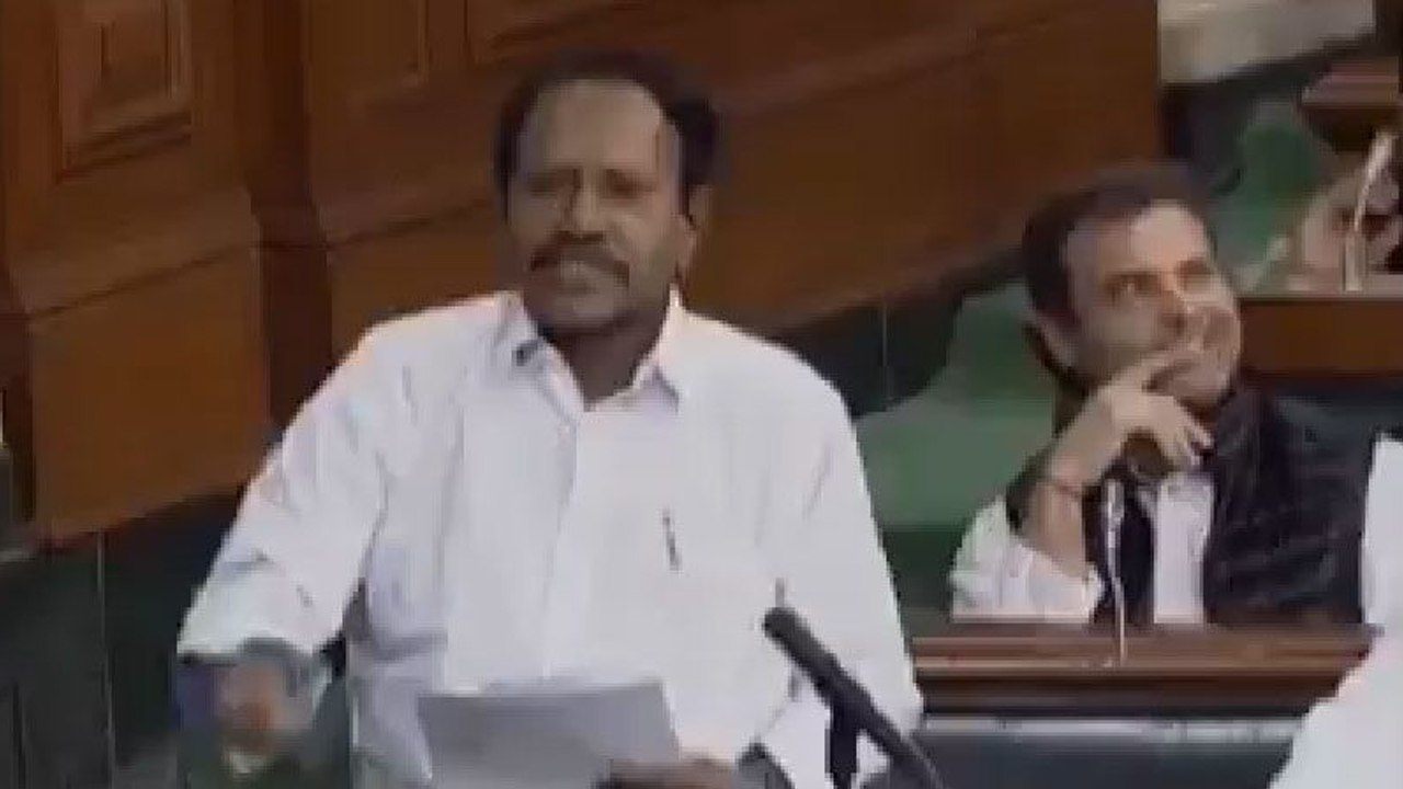 Once again, Rahul Gandhi caught winking in Parliament, Watch Video | OneIndia News