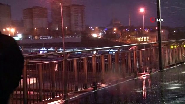 Beylikdüzü güne kar yağışı ile uyandı