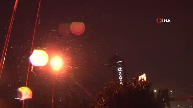 Beylikdüzü Güne Kar Yağışı ile Uyandı