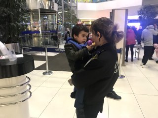 "Tek Çarem Bu" Yazılı Notla 3 Yaşındaki Oğlunu AVM'de Terk Etti