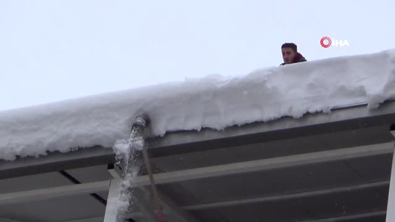 Halı Sahanın Kardan Çökmemesi İçin İlginç Temizleme Yöntemi