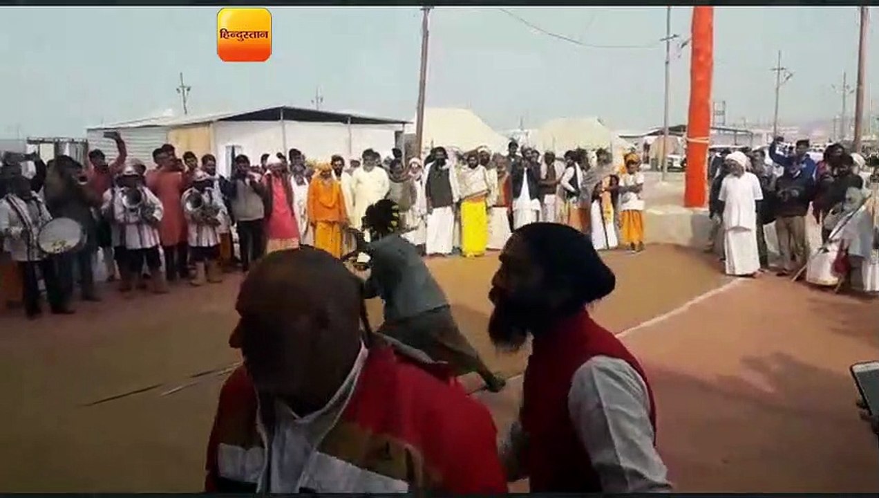 कुम्भ मेला क्षेत्र के सेक्टर 16 स्थित दिगम्बर अनी अखाड़े में फहराई गई धर्म ध्वजा