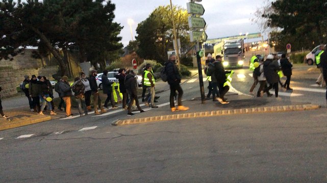 Une soixantaine de gilets jaunes bloqué la sortie de la gare maritime Saint-Malo