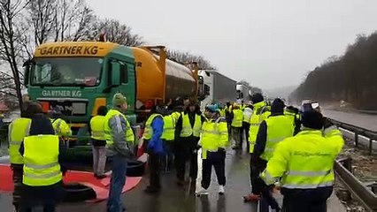 Gilets jaunes sur autoroute entre  Stiring Wendel  et Forbach