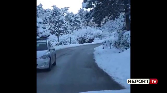 Rama publikon videon, ja si duket Llogaraja e mbuluar nga dëbora