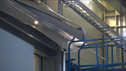 20대 노동자 자동문 설치 중 몸 끼어 숨져 / YTN