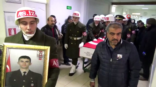 Şehide en duygusal veda...Yakınını kaybeden vatandaş, şehit cenazesine el sallayarak veda etti