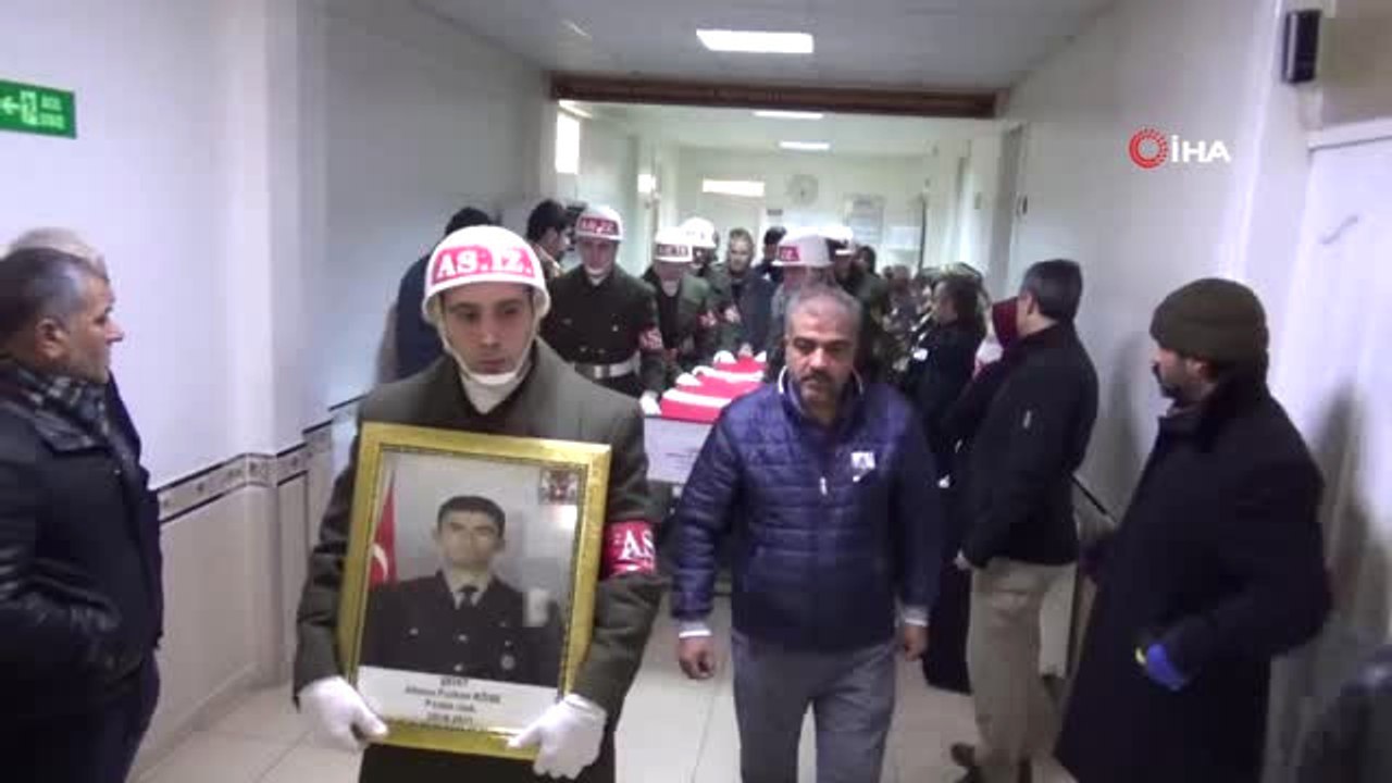 Şehide En Duygusal Veda...yakınını Kaybeden Vatandaş, Şehit Cenazesine El Sallayarak Veda Etti