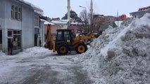 Günlük 70 Kamyon Kar Taşınıyor