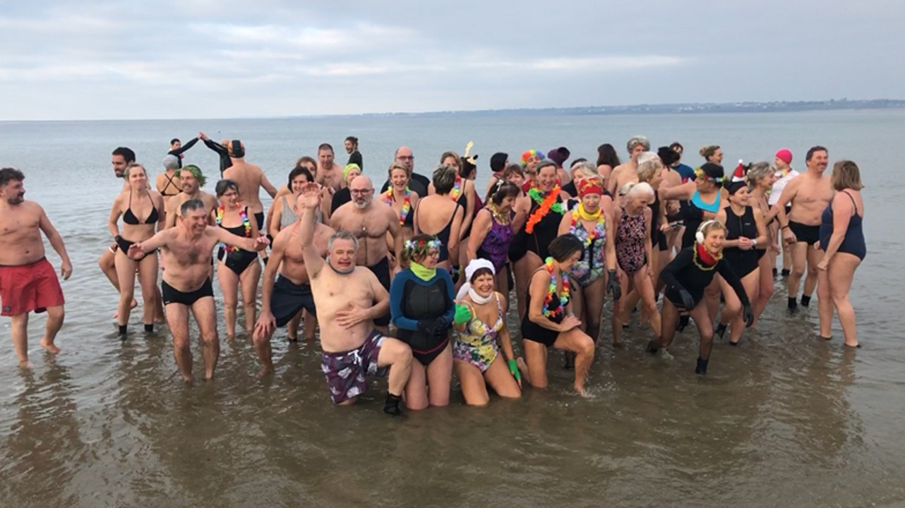 Dans une eau à 9 degrés, le 1er bain de l'année à Plœmeur