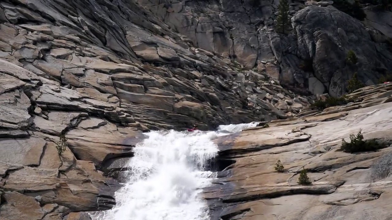 Kayakiste et chute d'eau