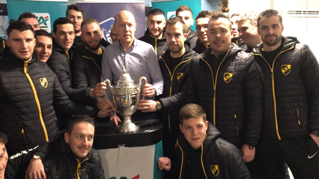 Les joueurs du Stade Pontivyen ont salué la Coupe de France avant le match 