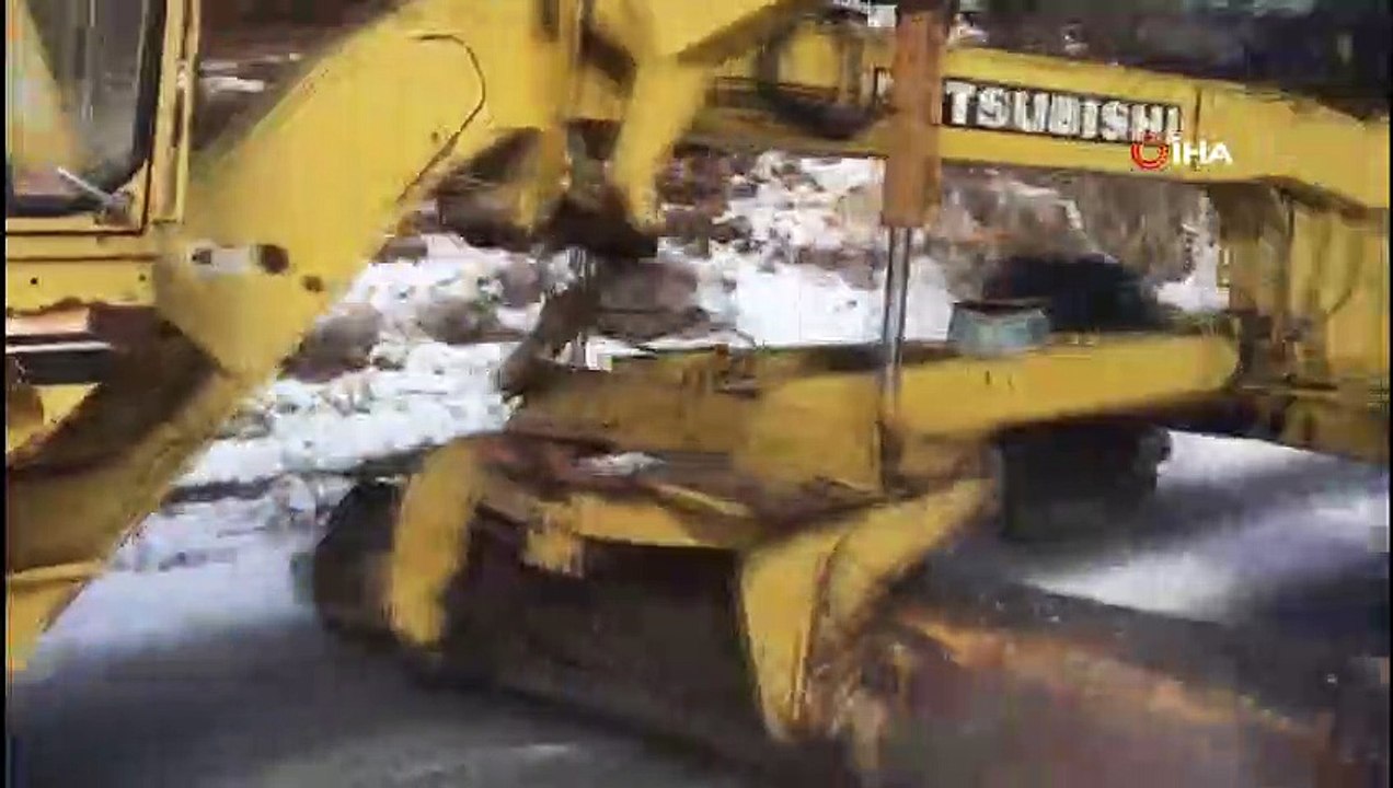 Belediye ekipleri kardan kapanan yolları açıyor