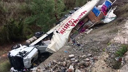 Tır şarampole uçtu: 1 ağır yaralı
