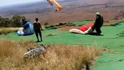 Parapentiste vs Tourbillon de poussière (Australie)