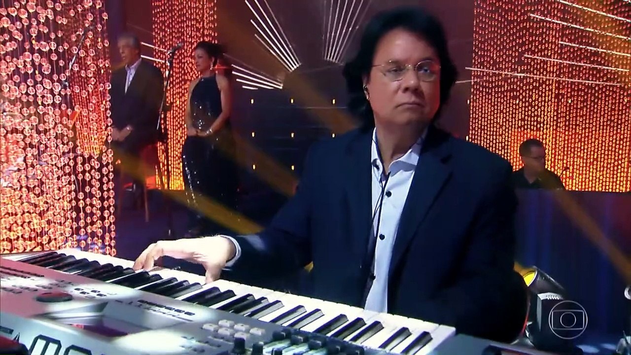 Roberto Carlos e Zizi Possi cantam A Paz