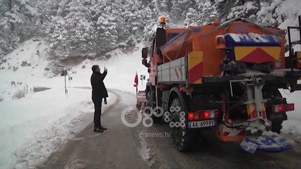 Download Video: Ora News - Ngrica dhe temperatura të ulëta, ARRSH: Ja rrugët ku duhet të përdoren zinxhirë