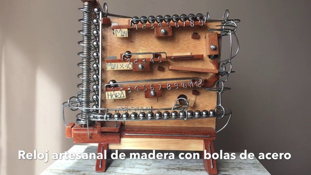 Reloj de madera on bolas de acero nr 1 - Wooden clock on steel balls