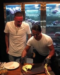 Franck Ribéry mange une entrecôte en or chez Salt Bae