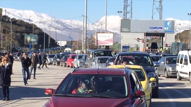 Report Tv - Festat, shqiptarët 'nxitojnë' që të ikin në Greqi, radhë kilometrike në Kakavijë