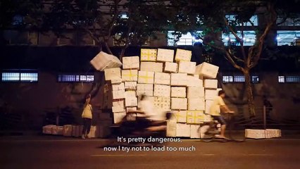 Elle transporte 300 caisses en mobylette tous les jours !