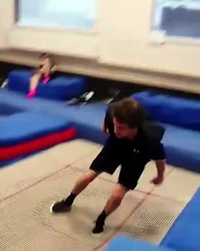 Skateboard, trampoline, barre suspendue... Parcours de gym moderne !