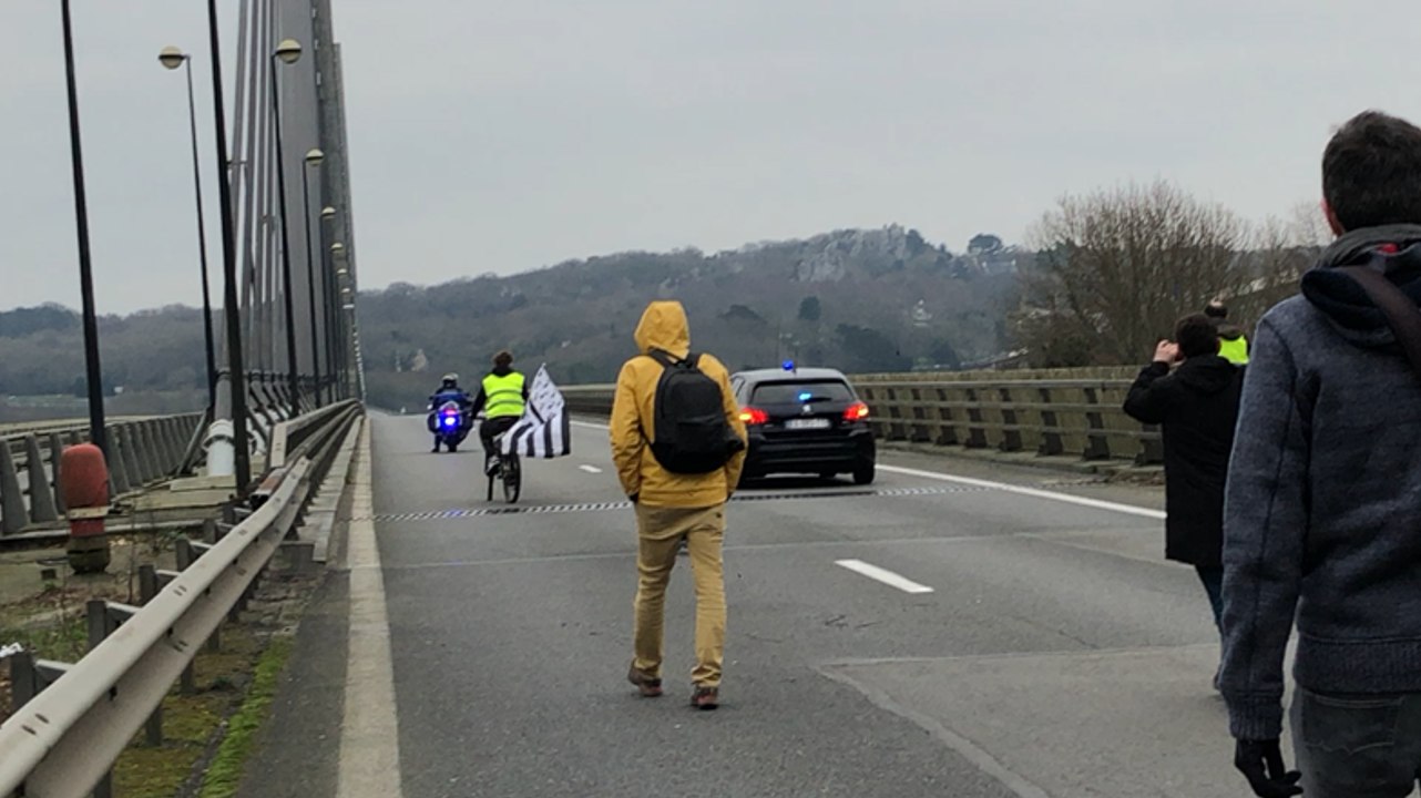 Les Gilets jaunes occupent le pont de l’Iroise