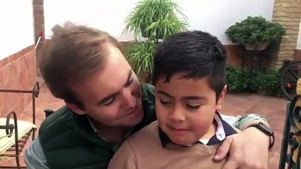 Un niño que se llama ADOLFO pidiendo la muerte de Pedro Sánchez
