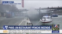 Des pompiers tentent d'éteindre un incendie sur une péniche, dans le quartier du musée d'Orsay à Paris