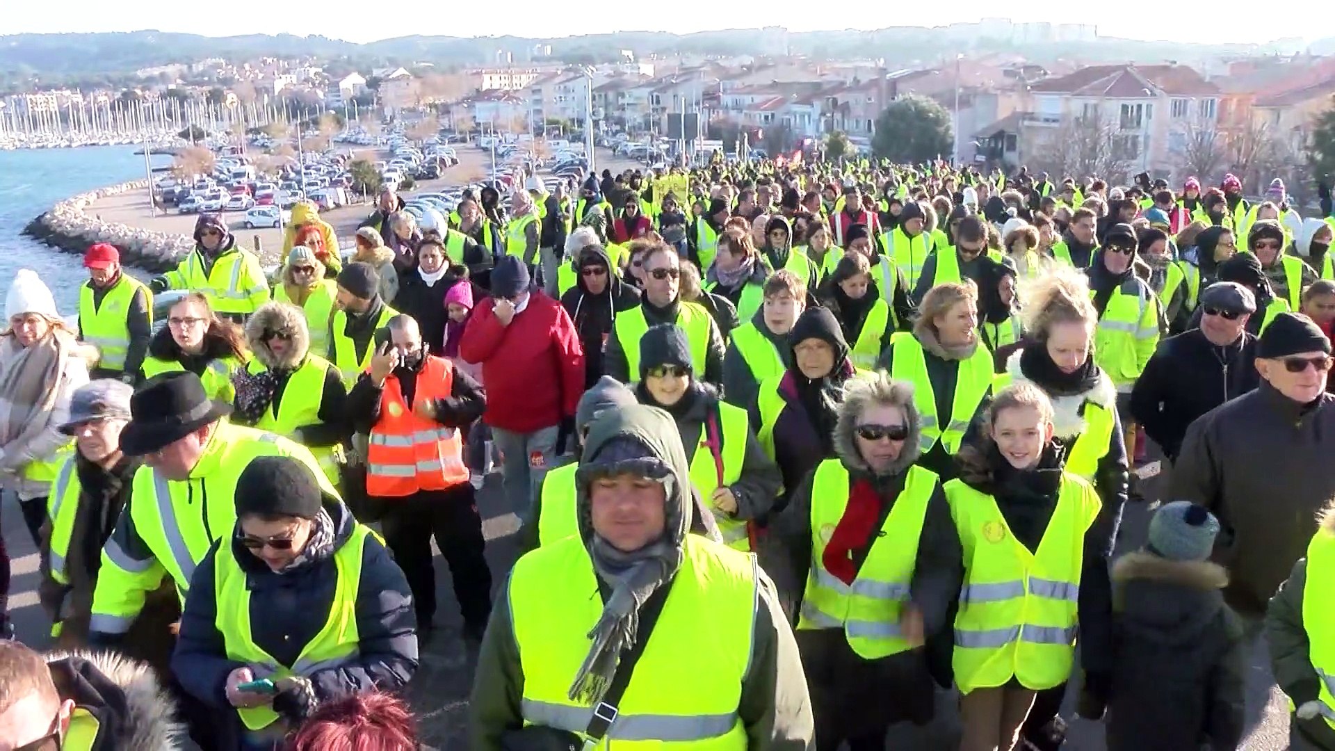 Martigues : Gilets jaunes et gilets rouges se souhaitent une bonne année de  lutte - Vidéo Dailymotion