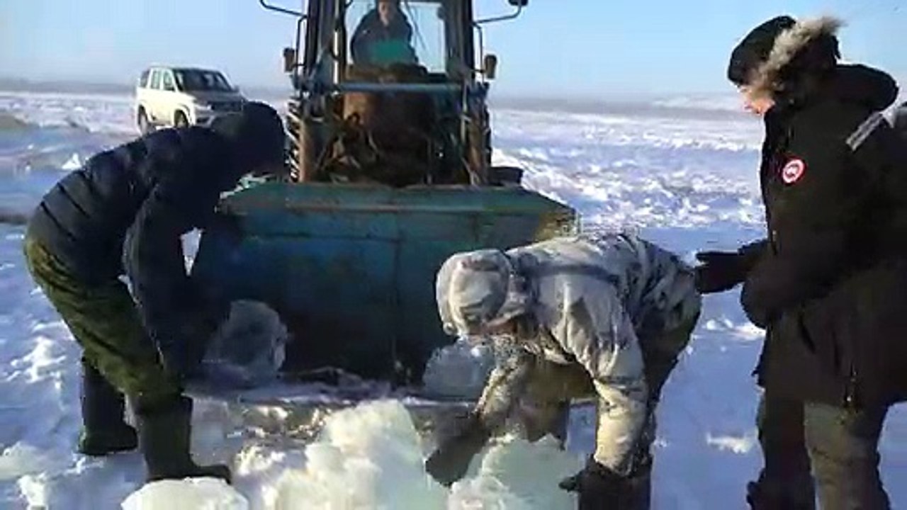 Eisklötze zum Trinken in Sibirien