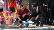 Bakan Kasapoğlu, Kars Olimpik Yüzme Havuzu’nda çocuklarla buluştu