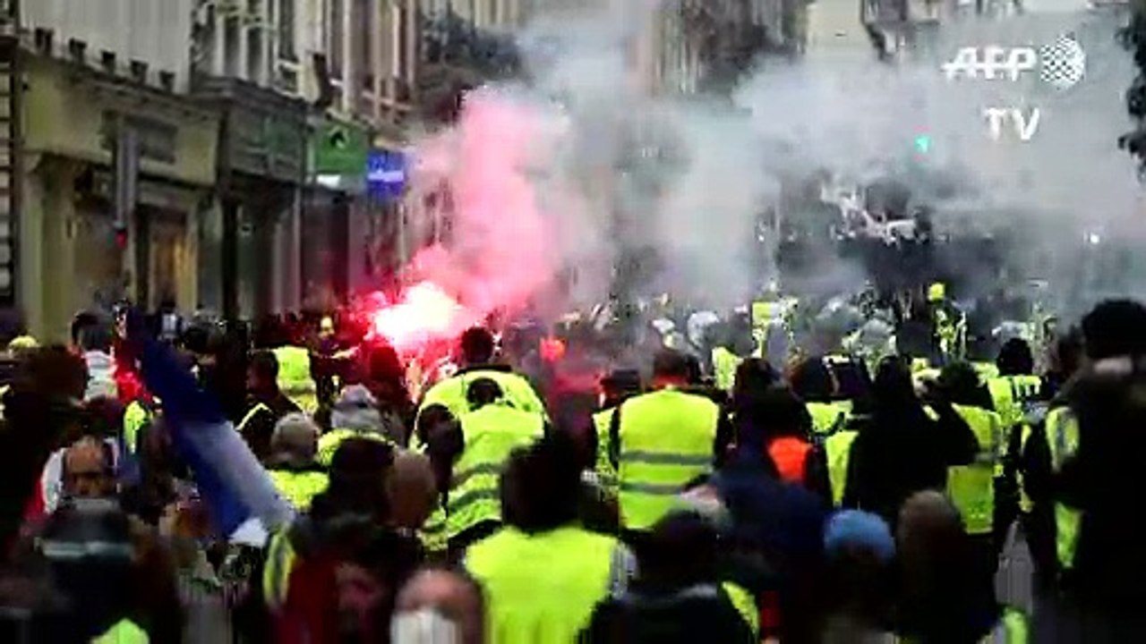 "Coletes amarelos" voltam às ruas da França