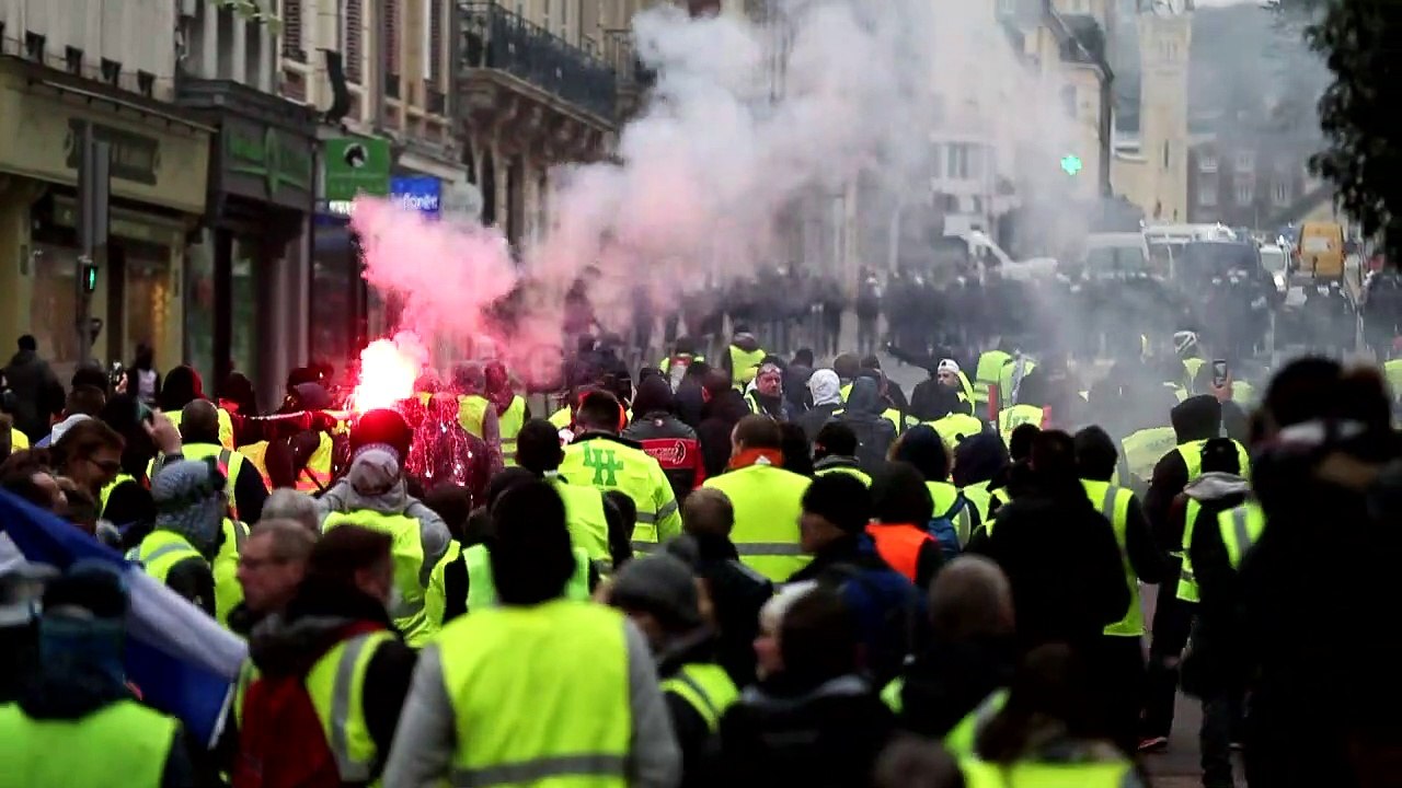"Coletes amarelos" voltam às ruas da França