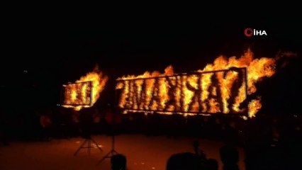 Şehitler anısına JAK timlerinden meşaleli kayak gösterisi