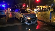 Kaza yapan otomobil kaldırımda bekleyen kadına çarptı: 1 yaralı