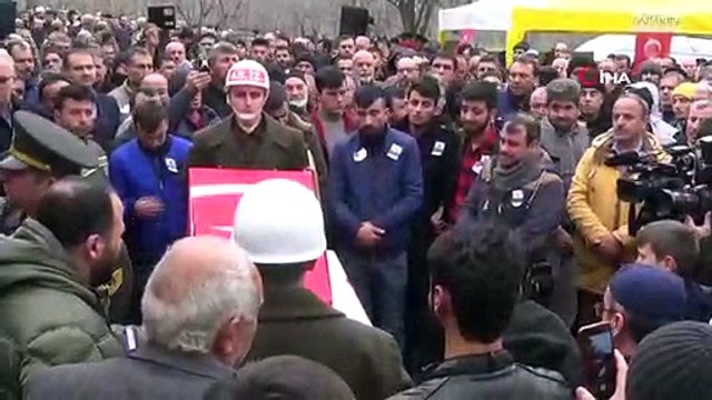 Şehidin Ninesi, Torununun Tabutunu Bırakmayan Kediyi Severek Hasret Giderdi