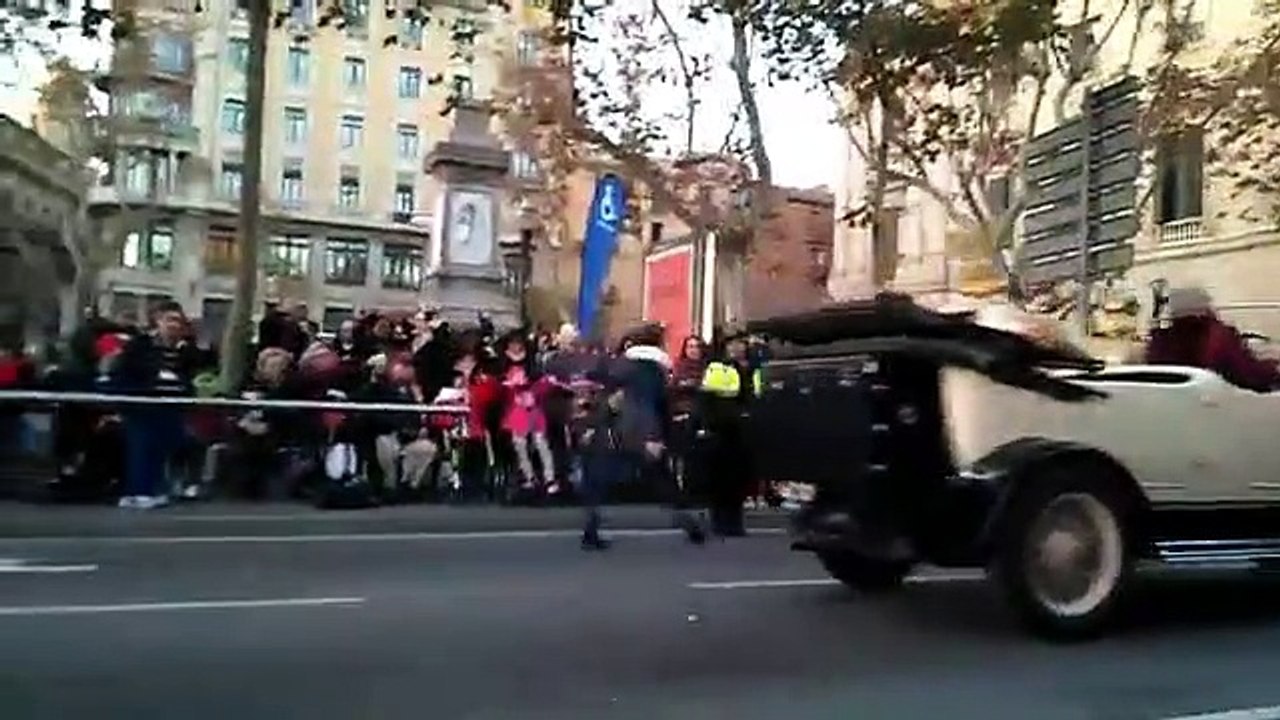 Los Reyes Magos acompañados por Ada Colau  van a buscar las carrozas para comenzar la cabalgata Barcelona