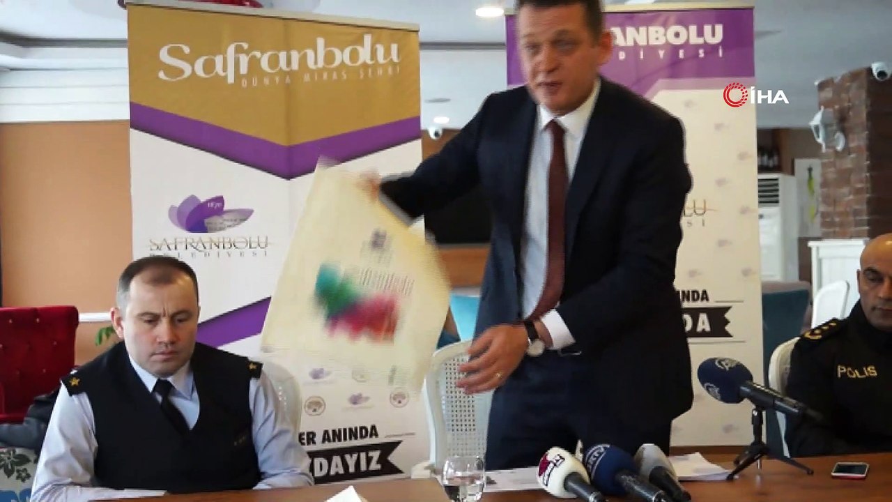 Bakan Kurum, yerli ve yabancı turistlere bez çanta hediye etti