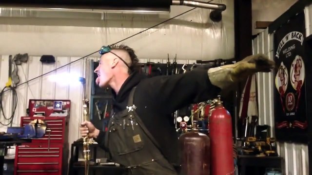 Il éteint un chalumeau chauffé à 3500°C avec sa langue