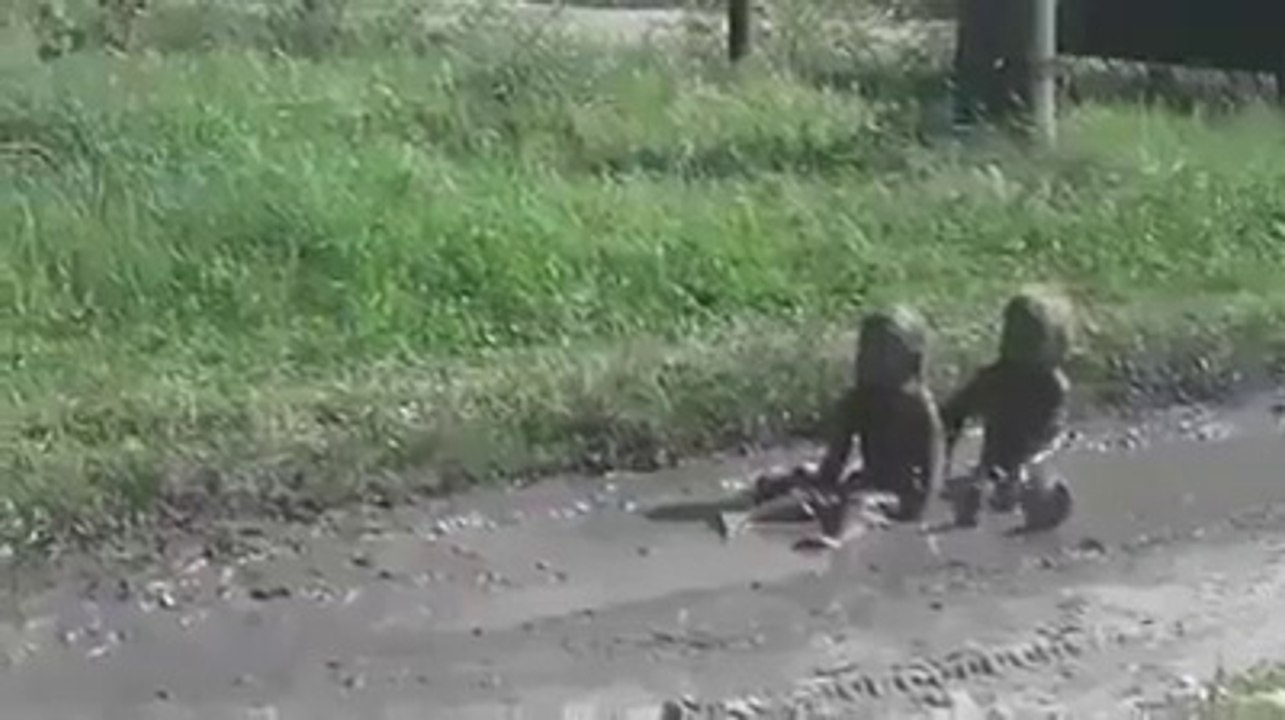 Elle retrouve ses enfants couvert de boue...