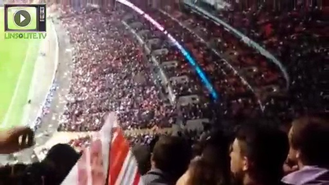 Ce supporter touche un joueur de foot avec un avion en papier depuis le haut de la tribune