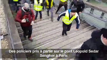 "Gilets jaunes": des policiers pris à partie à Paris