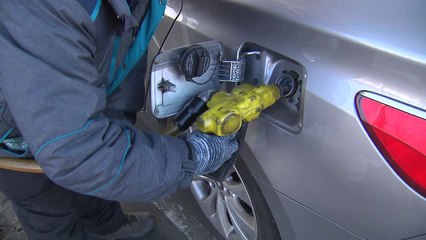 휘발윳값, 32개월 만에 최저치...서울 평균 1,400원대 / YTN