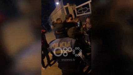 Ora News - Incident tek Ekonomiku, policia pengon studentët të futen në Fakultet